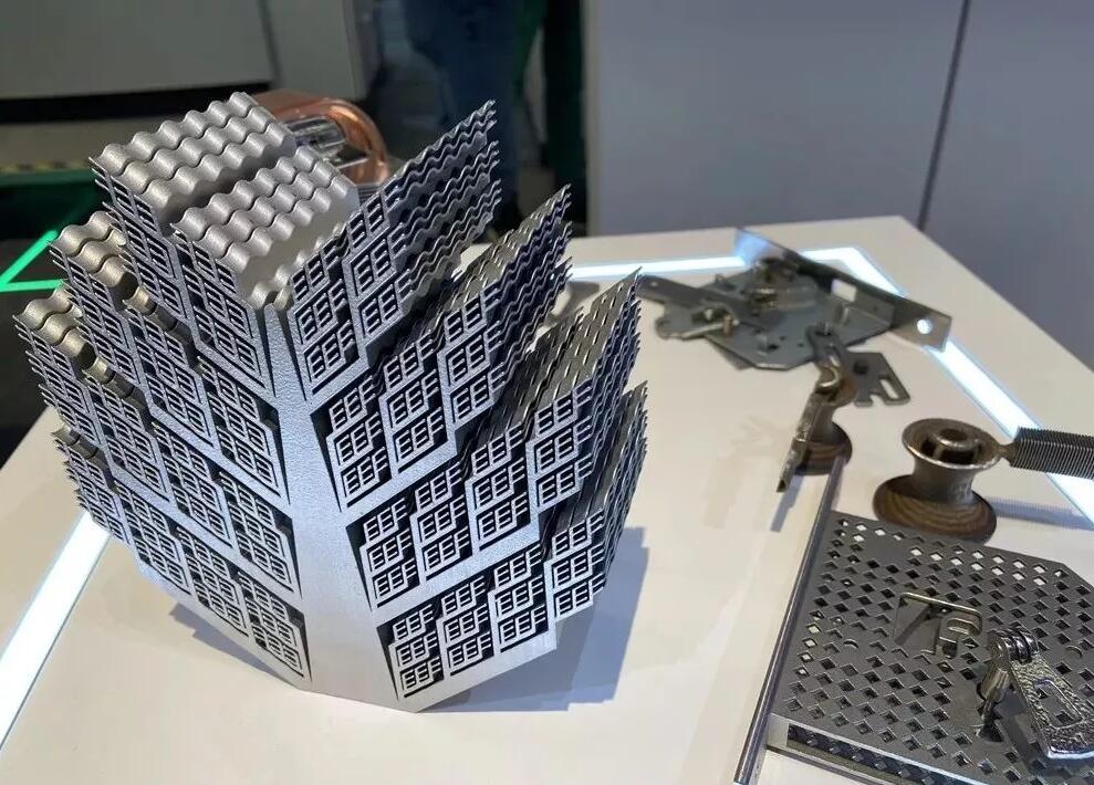 金屬3D打印復雜的工件，從而實現(xiàn)加工中心無法實現(xiàn)設計加工的難題